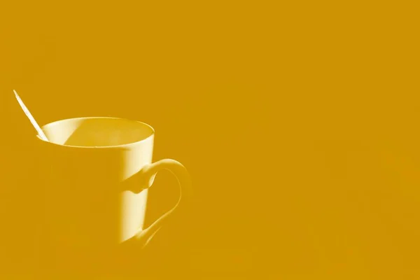 Чашка Белого Кофе Серебряная Ложка Желтым Золотым Фоном — стоковое фото