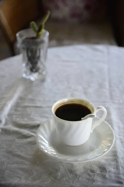 Schwarzer Kaffee Weißer Tasse Mit Natürlichem Hintergrund Eine Einfache Idee — Stockfoto