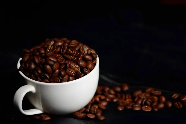 Granos Café Taza Blanca Aislados Sobre Fondo Cuero Negro —  Fotos de Stock