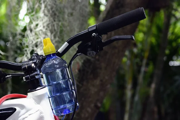 Una Botella Agua Plástico Azul Una Bicicleta Montaña Aisladas Sobre — Foto de Stock