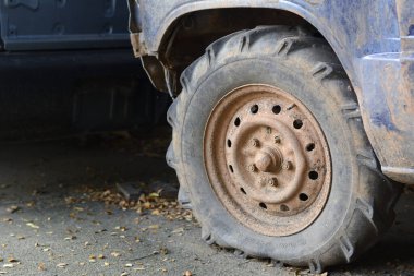 Chiang Mai, Chiang Mai, Tayland - 5 Eylül 2020. Araba mezarlığında kirli ve harabe arabalar..