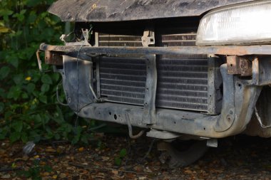 Chiang Mai, Tayland - 5 Eylül 2020. Araba mezarlığında kirli ve harabe arabalar..