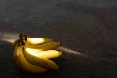 Koyu arkaplanda izole edilmiş altın muz.