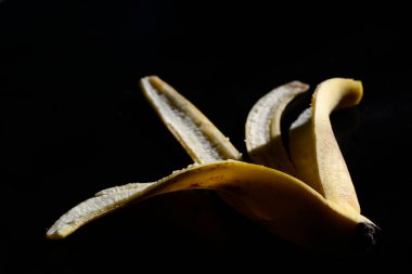 Koyu arkaplanda izole edilmiş altın muz.