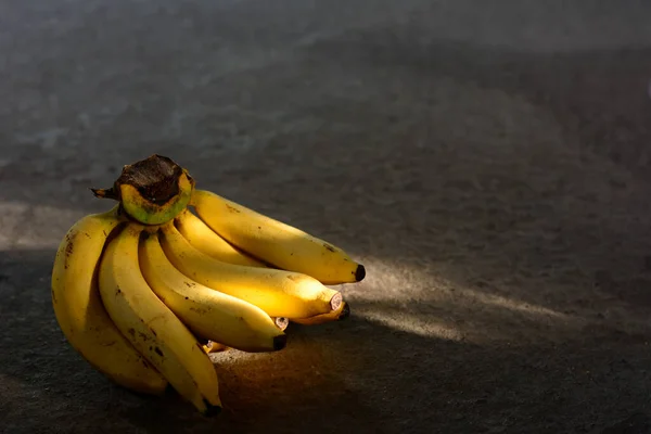 Golden Banana Isolerad Mörk Bakgrund — Stockfoto