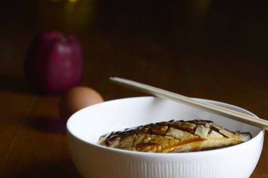 Beyaz kâse üzerine Saba Teriyaki Don Rice, geleneksel Japon yemekleri..