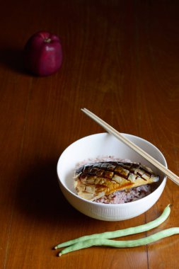 Beyaz kâse üzerine Saba Teriyaki Don Rice, geleneksel Japon yemekleri..