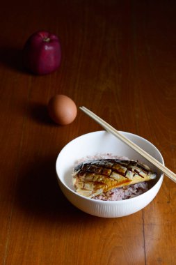 Beyaz kâse üzerine Saba Teriyaki Don Rice, geleneksel Japon yemekleri..