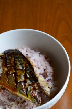 Beyaz kâse üzerine Saba Teriyaki Don Rice, geleneksel Japon yemekleri..