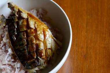 Beyaz kâse üzerine Saba Teriyaki Don Rice, geleneksel Japon yemekleri..