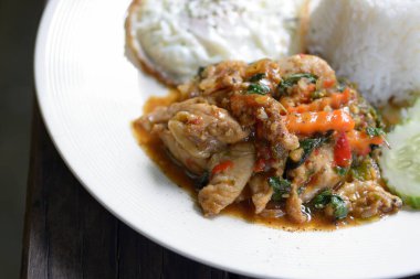 Kızarmış Tayland fesleğeni, tavuk ve sahanda yumurta..