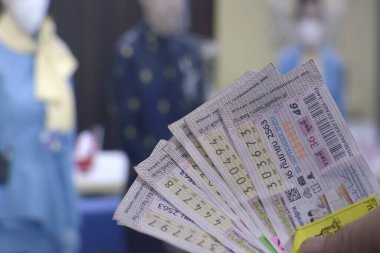 Chiang Mai, Tayland - Bölüm 24, 2020 PC monitörünün önündeki Tayland Loto Ödülü 'nün yayın sonuçları.