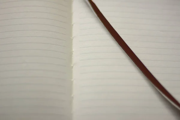 Λευκό Σημειωματάριο Χαρτί Επιλεκτική Εστίαση Και Θολή Φόντο — Φωτογραφία Αρχείου