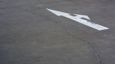 Beton yolda beyaz ok işareti