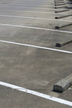 Kamu alanındaki boş otopark.