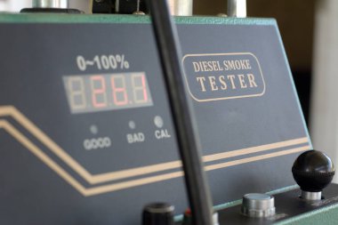 Araç kontrol istasyonunda dijital dizel duman testi..