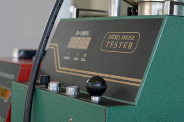 Araç kontrol istasyonunda dijital dizel duman testi..