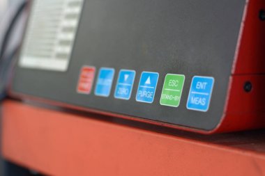 Araç kontrol istasyonunda dijital dizel duman testi..