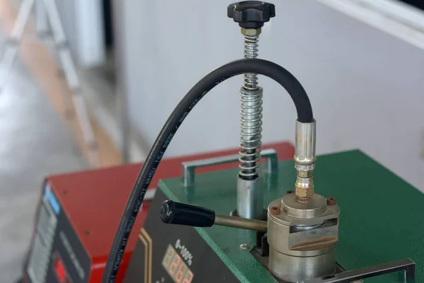 Araç kontrol istasyonunda dijital dizel duman testi..