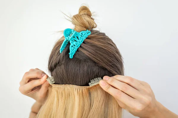Девушка с реми-реми человеческие естественные, блондинка заколка для волос в расширениями — стоковое фото