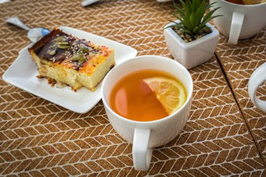 Lezzetli breakfast çay limon ve süzme peynir güveç ile