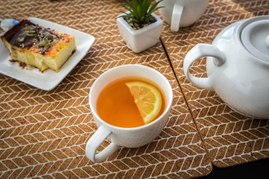 Sarı çay limon ile