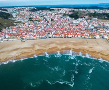 Okyanus tarafından Panorama Nazare köyü, portekiz plaj denizi , kırmızı çatılı evler, kıyı şeridi drone fotoğraf, hava resmi