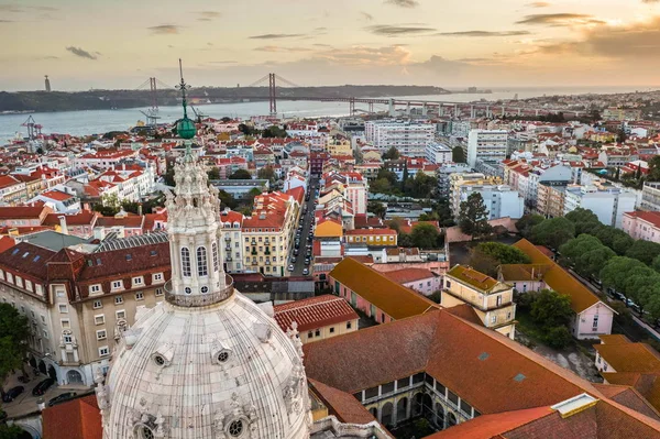 Toits rouges panoramiques de Lapa Lisbonne Portugal, ville européenne, dôme de la basilique estrela, cathédrale, basilic ou église, drone photo, vue aérienne, coucher de soleil d'été — Photo
