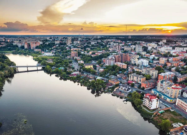 Панорамне Європейське провінційне місто або місто з річкою, фото на безпілотковому повітрі Вінниця, Україна захід сонця — стокове фото