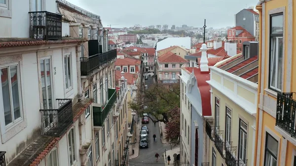 Rua europeia, entre as casas, arquitectura urbana aérea das zonas residenciais de Lisboa, Portugal — Fotografia de Stock