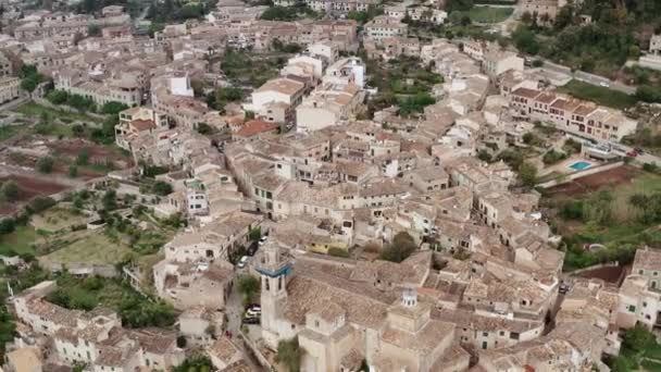 Stará vesnice vysoká v horách, Valldemossa, mallorské Španělsko, výhled na vzduch — Stock video