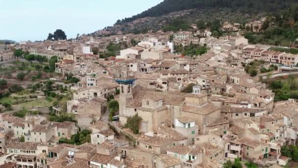 Středověká Evropská vesnice mezi horami, Valldemossa, na mallorský letecký výhled — Stock video