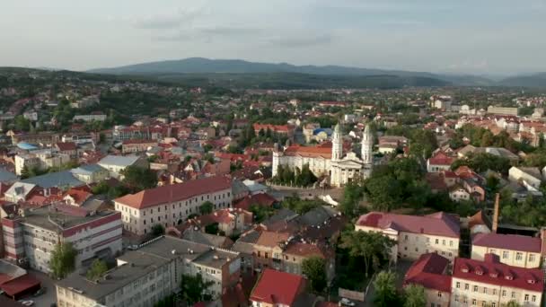 Pequena cidade ou aldeia, montanhas e uma igreja, vista drone, voando para a frente, levantamento aéreo Transcarpathia — Vídeo de Stock