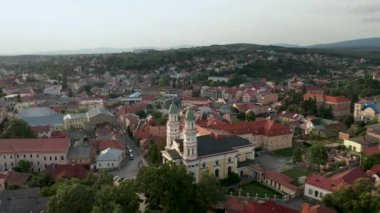 küçük kasaba veya köy, dağlar yaz, hava drone görünümü Poi, Uzhhorod, Transcarpathia kilise