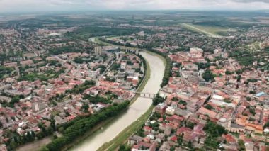 bir nehir ile küçük bir kasaba veya şehir, hava drone yaz görünümü, Uzhgorod Transcarpathia Ukrayna
