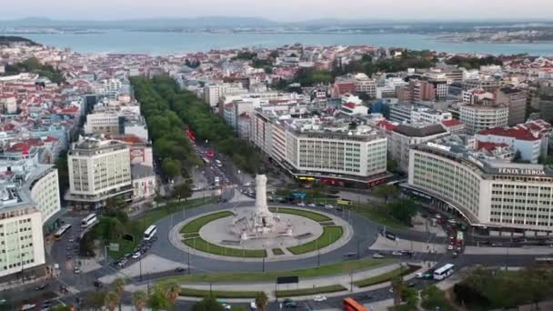 Cruce aéreo timelapse en Lisbone, panorama aéreo coches de la ciudad de Europa, Portugal, vista del dron — Vídeos de Stock