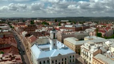 Chernivtsi Bukovina Ukrayna bayrak ile Belediye Binası, hava drone Poi