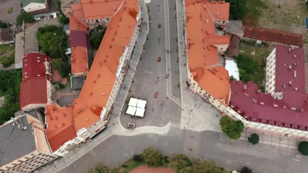 Opzoeken oude Europese stad, Aerial City panorama mensen Uzhhorod, Transcarpathia, Oekraïne — Stockvideo