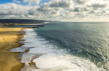 okyanus veya deniz köpük ve insanlar olmadan temiz plaj, yazlık