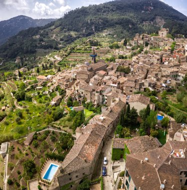 dağlarda eski Avrupa ortaçağ köyü, valldemossa, mallorca, İspanya