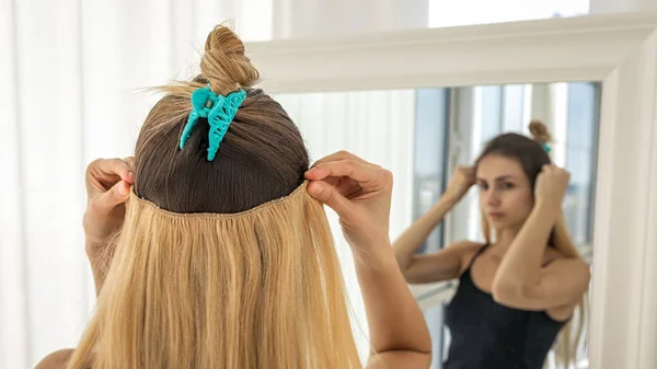 Extensões de cabelo instantâneas em grampos de cabelo de volume e alongamento. Loira luz — Fotografia de Stock