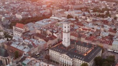 Güzel panorama Avrupa kenti, Ukrayna Lviv günbatımı havadan drone görünümü