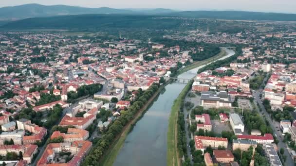 Pequeño pueblo pintoresco o río de la ciudad, vista aérea de verano, Uzhgorod Transcarpathia Ucrania — Vídeo de stock