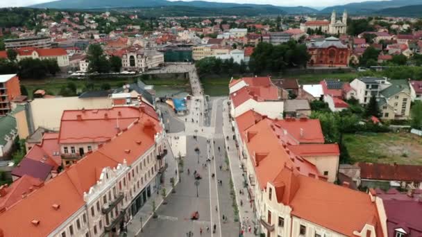 Vzdušné bzukot City Panorama Evropské město, Užhorod, Transcarpathia Ukrajina — Stock video