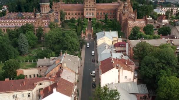 Viejo hermoso castillo Universidad de Chernivtsi Ucrania vista aérea de aviones no tripulados — Vídeos de Stock