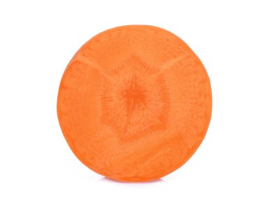 Beyaz arka plan üzerinde izole tatlı havuç dilimleri sinlge