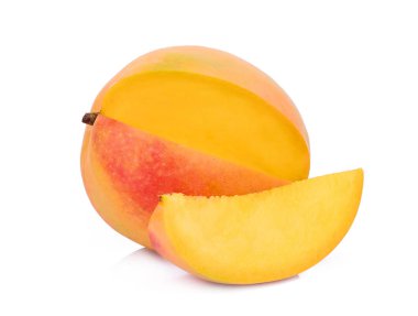 Beyaz arka planda dilimlenmiş olgun mango.