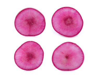 Beyaz arka plan üzerinde izole tatlı kırmızı turp dilimlenmiş