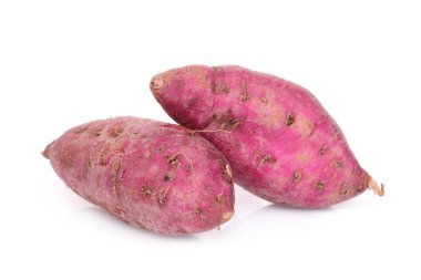 Beyaz arka plan üzerinde izole ham tatlı patates