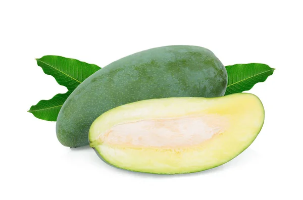 Hela Och Halva Grön Mango Med Gröna Blad Isolerad Vit — Stockfoto